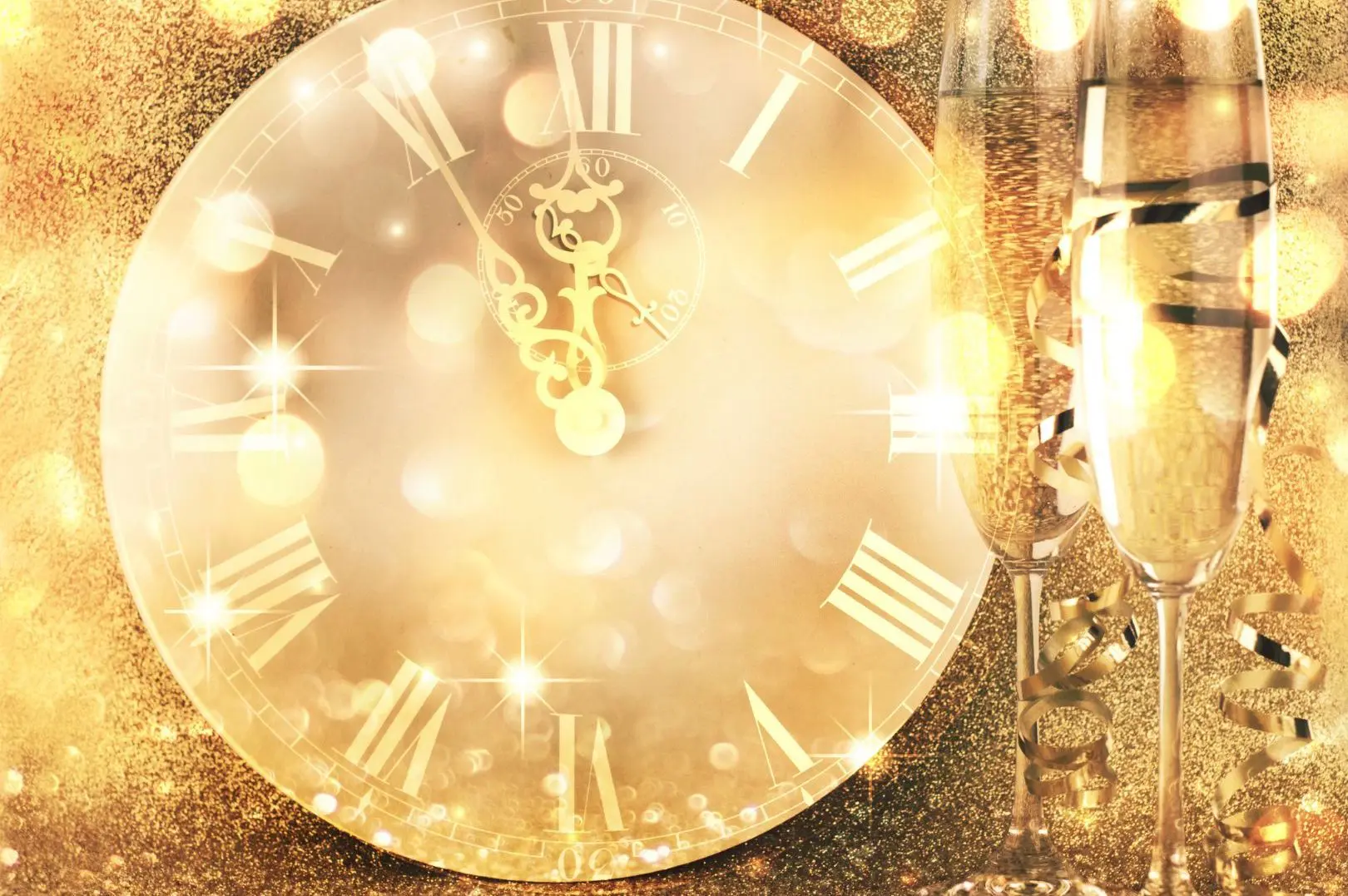 Настенные часы в золотых цветах, празднование Нового года